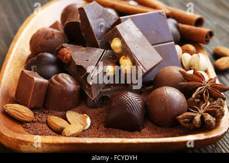 Pralinen und Tablet mit Kakao, Nüssen und Anis Stockfoto