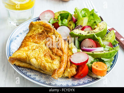 Omelette mit Gemüse-Salat und Avocado, gesundes Frühstück Essen Stockfoto