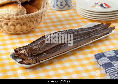 Schale mit geräuchertem Aal und weißen Brötchen mittags Stockfoto