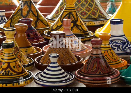 Traditionelle marokkanische Keramik Tajine auf dem Markt Stockfoto