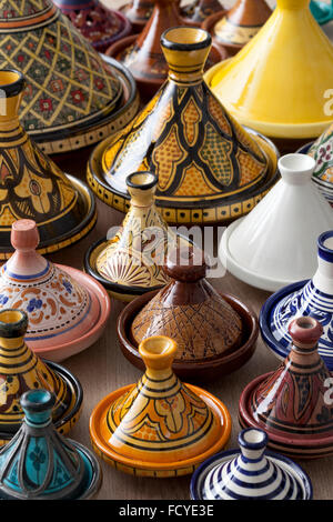 Traditionelle marokkanische Keramik Tajine auf dem Markt Stockfoto