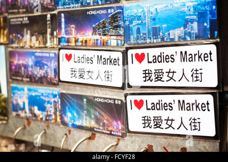 Souvenir-Magneten auf dem Display an der Ladies' Market in Mong Kok, Kowloon. Stockfoto