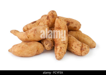 Haufen von frischem rohen Kipfler-Kartoffeln auf weißem Hintergrund Stockfoto