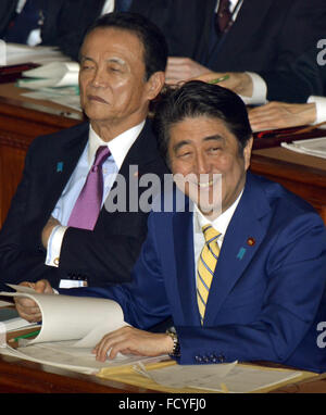 Tokio, Japan. 26. Januar 2016. Japans Ministerpräsident Shinzo Abe, rechts, und Finanzminister Taro Aso hören Sie Fragen aus Opposition demokratische Partei Japans Katsuya Okada während einer Frage-und-Antwort-Sitzung in der unteren Kammer der Diäten in Tokio auf Dienstag, 26. Januar 2016. Bildnachweis: Natsuki Sakai/AFLO/Alamy Live-Nachrichten Stockfoto