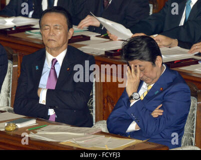 Tokio, Japan. 26. Januar 2016. Japans Ministerpräsident Shinzo Abe, rechts, und Finanzminister Taro Aso hören Sie Fragen aus Opposition demokratische Partei Japans Katsuya Okada während einer Frage-und-Antwort-Sitzung in der unteren Kammer der Diäten in Tokio auf Dienstag, 26. Januar 2016. Bildnachweis: Natsuki Sakai/AFLO/Alamy Live-Nachrichten Stockfoto