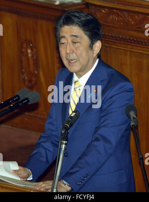 Tokio, Japan. 26. Januar 2016. Japans Ministerpräsident Shinzo Abe Antworten auf Opposition demokratische Partei Japans Katsuya Okada während einer Frage-und-Antwort-Sitzung in der Ernährung senken Kammer in Tokio auf Dienstag, 26. Januar 2016. Bildnachweis: Natsuki Sakai/AFLO/Alamy Live-Nachrichten Stockfoto