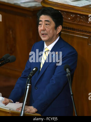 Tokio, Japan. 26. Januar 2016. Japans Ministerpräsident Shinzo Abe Antworten auf Opposition demokratische Partei Japans Katsuya Okada während einer Frage-und-Antwort-Sitzung in der Ernährung senken Kammer in Tokio auf Dienstag, 26. Januar 2016. Bildnachweis: Natsuki Sakai/AFLO/Alamy Live-Nachrichten Stockfoto