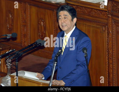 Tokio, Japan. 26. Januar 2016. Japans Ministerpräsident Shinzo Abe Antworten auf Opposition demokratische Partei Japans Katsuya Okada während einer Frage-und-Antwort-Sitzung in der Ernährung senken Kammer in Tokio auf Dienstag, 26. Januar 2016. Bildnachweis: Natsuki Sakai/AFLO/Alamy Live-Nachrichten Stockfoto