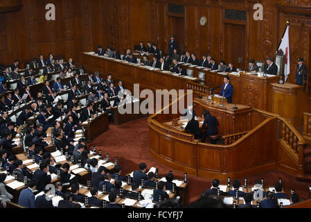 Tokio, Japan. 26. Januar 2016. Japans Ministerpräsident Shinzo Abe Antworten auf Opposition demokratische Partei Japans Katsuya Okada während einer Frage-und-Antwort-Sitzung in der Ernährung senken Kammer in Tokio auf Dienstag, 26. Januar 2016. Bildnachweis: Natsuki Sakai/AFLO/Alamy Live-Nachrichten Stockfoto