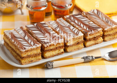 Marokkanische Mille Feuille Gebäck und Tee Stockfoto