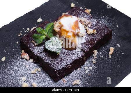 Schokoladen-Brownie mit Eis an der Spitze Stockfoto