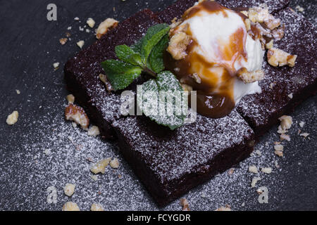 Schokoladen-Brownie mit Eis an der Spitze Stockfoto