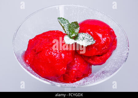 Erdbeer-Sorbet Eis in eine Glasschale Stockfoto