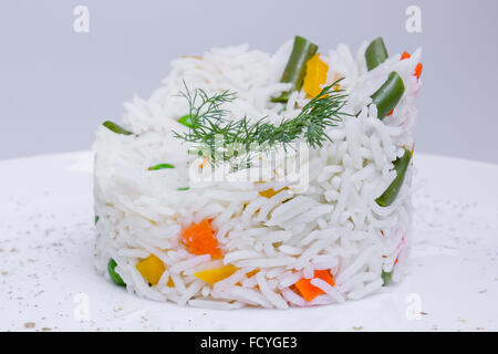 Gesunden Basmati-Reis mit Gemüse in weißer Teller Stockfoto