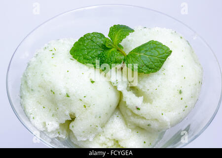 Ananas-Sorbet-Eis in eine Glasschale Stockfoto