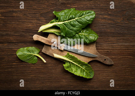 Frischen Mangold lässt auf einen hölzernen Hintergrund. Stockfoto