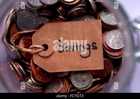 Einsparungen Label auf Britische gemischt Münzen in einem Glasbehälter Konzept Stockfoto