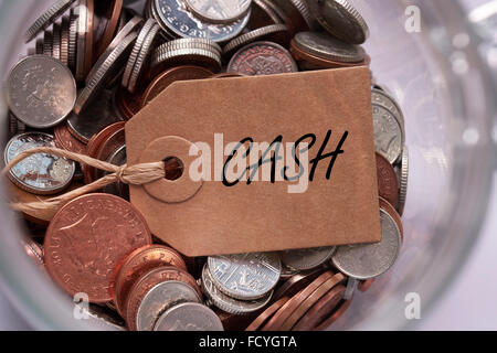 Cash Label auf Britische gemischt Münzen in einem Glasbehälter Konzept Stockfoto