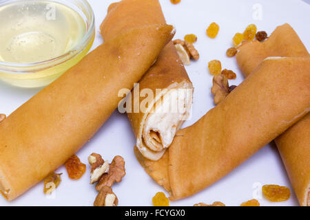 Pfannkuchen gefüllt mit Hüttenkäse in weißer Teller Stockfoto