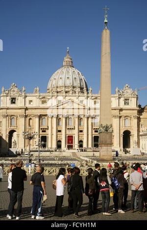 Lange Schlange von Touristen warten auf die Vatikanischen Museen, Piazza San Pietro, Vatican Stadt, Rom, Italien zu betreten. Stockfoto