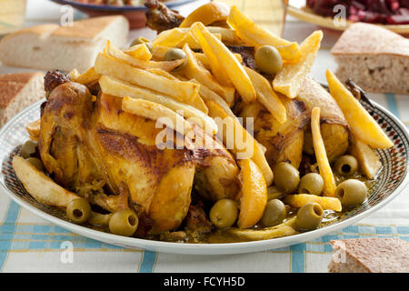 Traditionelle marokkanische gefüllte Hähnchen mit Pommes frites, Oliven und eingelegte Zitrone Stockfoto