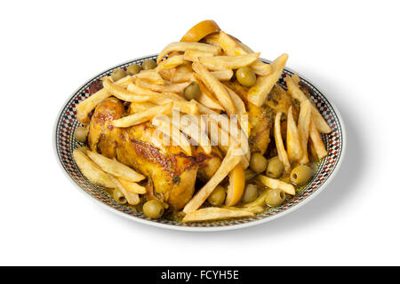 Traditionelle marokkanische gefüllte Hähnchen mit Pommes Frites auf weißem Hintergrund Stockfoto