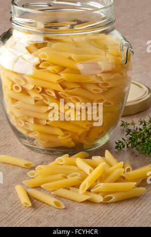 Traditionelle italienische Penne Rigate im Weckglas Stockfoto