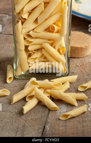 Traditionelle italienische Handarbeit Garganelli-Nudeln im Weckglas Stockfoto