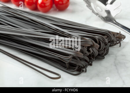RAW schwarz getönte traditionelle italienische spaghetti Stockfoto