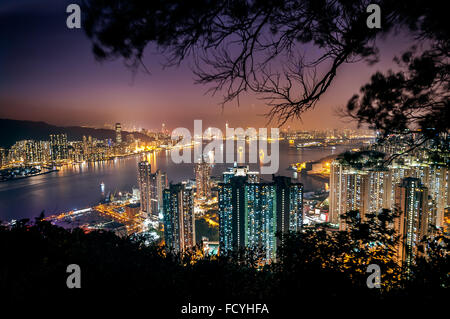 Beleuchtet, Stadtbild und den Victoria Harbour aus des Teufels Peak, Kowloon Stockfoto