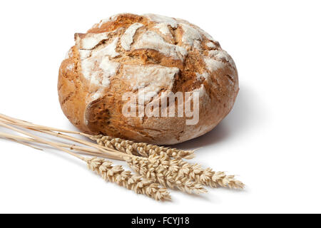 Traditionelle frische Runde Deutsche Kruste Brot auf weißem Hintergrund Stockfoto