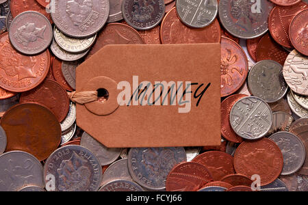 Geld-Label auf britische gemischte Münzen Stockfoto
