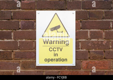 Schild Warnung von CCTV auf eine Mauer im Einsatz Stockfoto