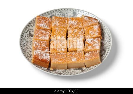 Frisch gebackene marokkanischen Joghurt Kuchen in Stücke schneiden, auf weißem Hintergrund Stockfoto