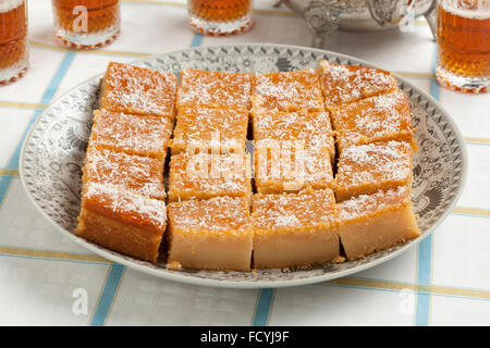 Frisch gebackene marokkanischen Joghurt Kuchen in Stücke schneiden und Tee für Besucher Stockfoto