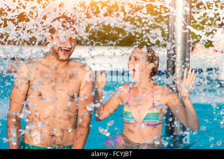 Schönes paar im Schwimmbad Stockfoto