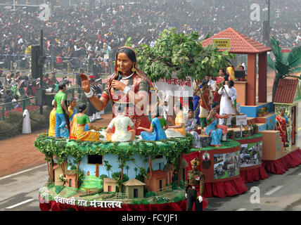 Neu-Delhi, Indien. 26. Januar 2016. Eine Parade Float Prozesse nach unten Rajpath, während der jährlichen Republic Day Parade 26. Januar 2016 in New Delhi, Indien. Prime Minister Narendra Modi veranstaltet der französische Präsident Francois Hollande als Ehrengast. Stockfoto