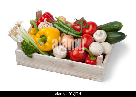 Holzkiste mit frischem Gemüse auf weißem Hintergrund Stockfoto