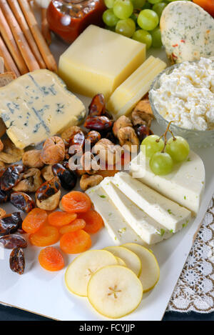 gesunde Arten von Käse und Früchte Teller Stockfoto
