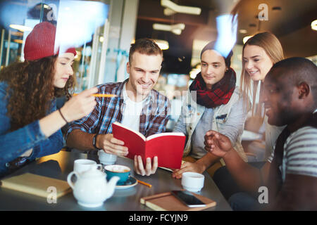 Teenager Freunde lesen und diskutieren Notizen im café Stockfoto