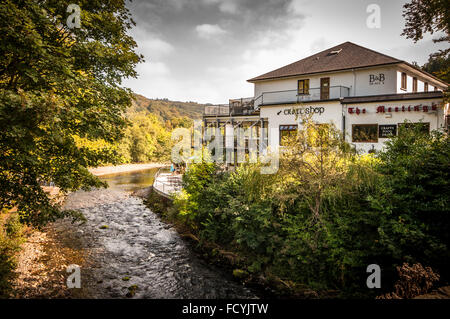 Die Sitzungen am malerischen touristischen beenden die Sitzung des Wassers in das Vale von Avoca in Wicklow, Irland Stockfoto