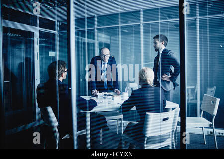 Gruppe von jungen Führungskräften mit Treffen in Büro Stockfoto