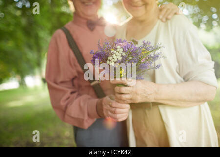 Romantischer Blumenstrauß in Händen der senior valentines Stockfoto