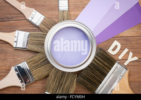 Hohen Winkel von Lavendel Farbtopf umgeben von Pinsel in verschiedenen Größen und Lavendel-Farbschema Stockfoto