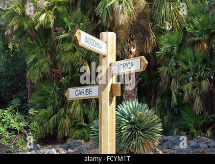 Palmetum botanischen Gärten in Santa Cruz De Tenerife - Wegweiser für verschiedene Regionen der Welt Stockfoto