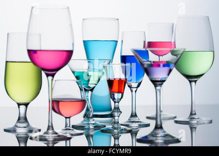 Verschiedene Arten von Gläsern für Getränk mit bunten Flüssigkeit in jedem Stockfoto