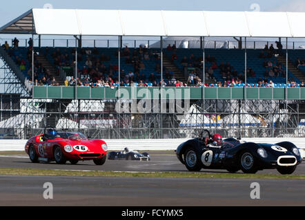 Ein Ferrari 246S und einer knubbeligen Lister, konkurrieren in der Stirling Moss Trophy für Pre' 61 Sportwagen bei der Silverstone Classic. Stockfoto