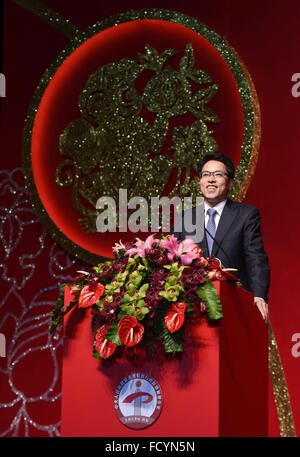 Hong Kong, China. 26. Januar 2016. Zhang Xiaoming, Leiter des Verbindungsbüros der chinesischen zentralen Volksregierung in Hong Kong, befasst sich ein Frühlingsfest-Treffen von der Verbindungsstelle an der Convention and Exhibition Center in Hongkong, Südchina, 26. Januar 2016 statt. © Lui Siu Wai/Xinhua/Alamy Live-Nachrichten Stockfoto