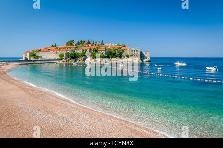 Sveti Stefan Insel und Paradise Beach in Montenegro Stockfoto