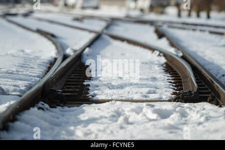 München, Deutschland. 18. Januar 2016. Ein tief verschneiten Bahnhof Schalter mit einer Heizung im Bild am Hauptbahnhof in München, Deutschland, 18. Januar 2016 ausgestattet. Schnee und Eis verursacht zahlreiche Störungen in der Bahnverkehr am selben Tag. Heizungen für Eisenbahn-Schalter dienen zur Vermeidung von Störungen durch Vereisung verursacht. Foto: MATTHIAS BALK/Dpa/Alamy Live-Nachrichten Stockfoto